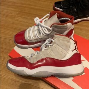 Nike air jordan 11 cherry Sz 4.5y used